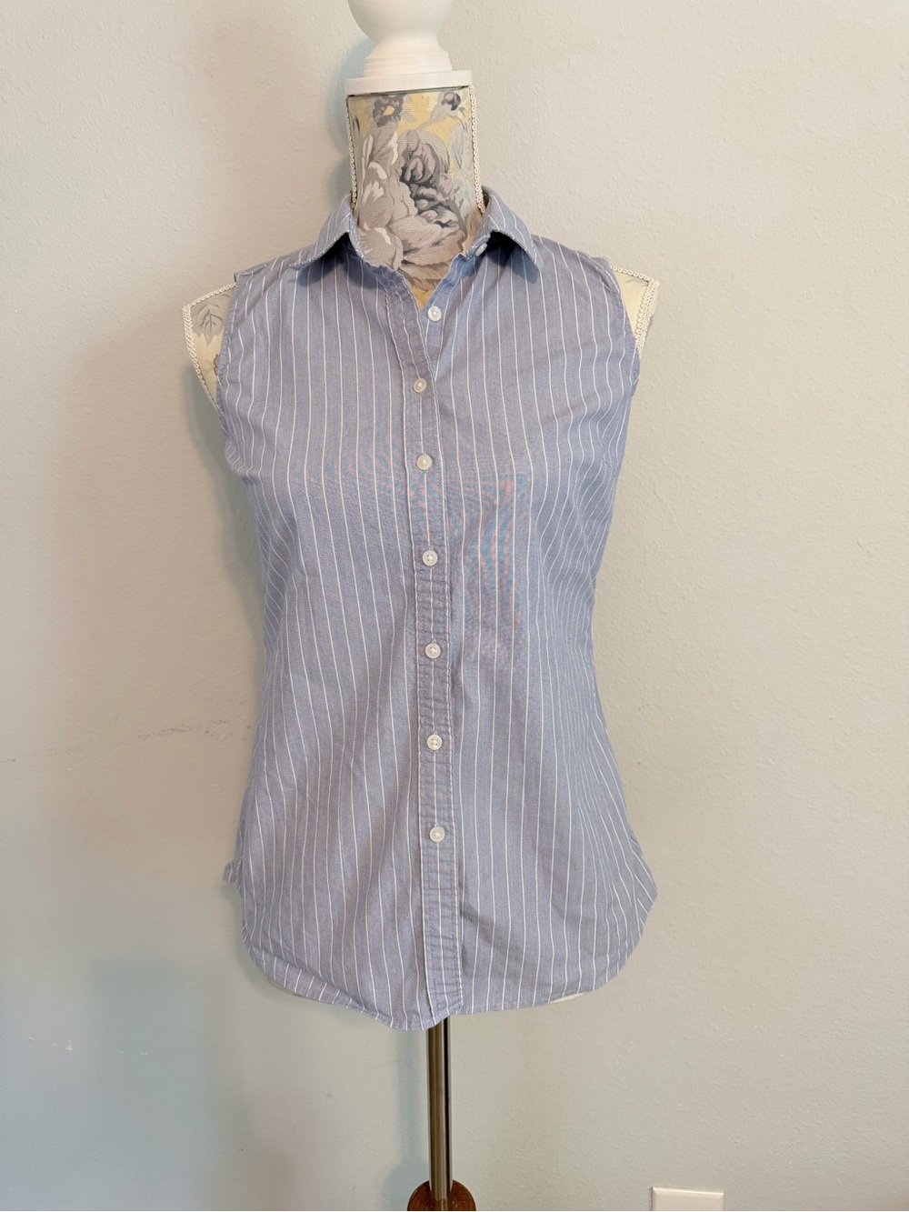 BANANA REPUBLIC Riley Tailored Fit Sleeveless Button-Front Shirt Blue Size 2